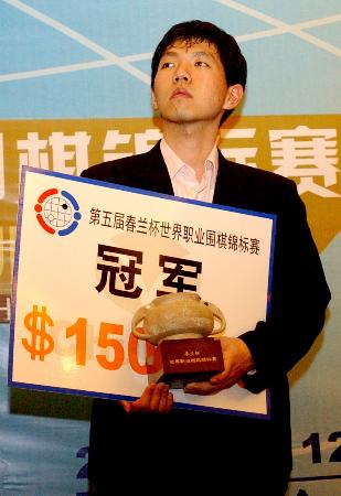 游泳项目再传捷报，冠军捧杯兴奋欢呼