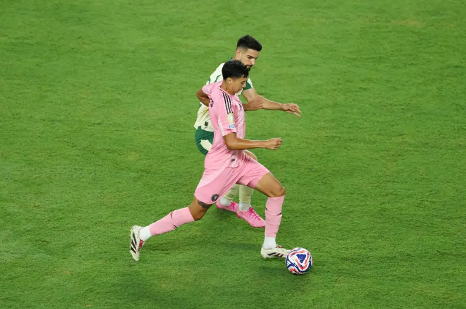 比赛场地湿滑情况加剧，对球员技术要求更高