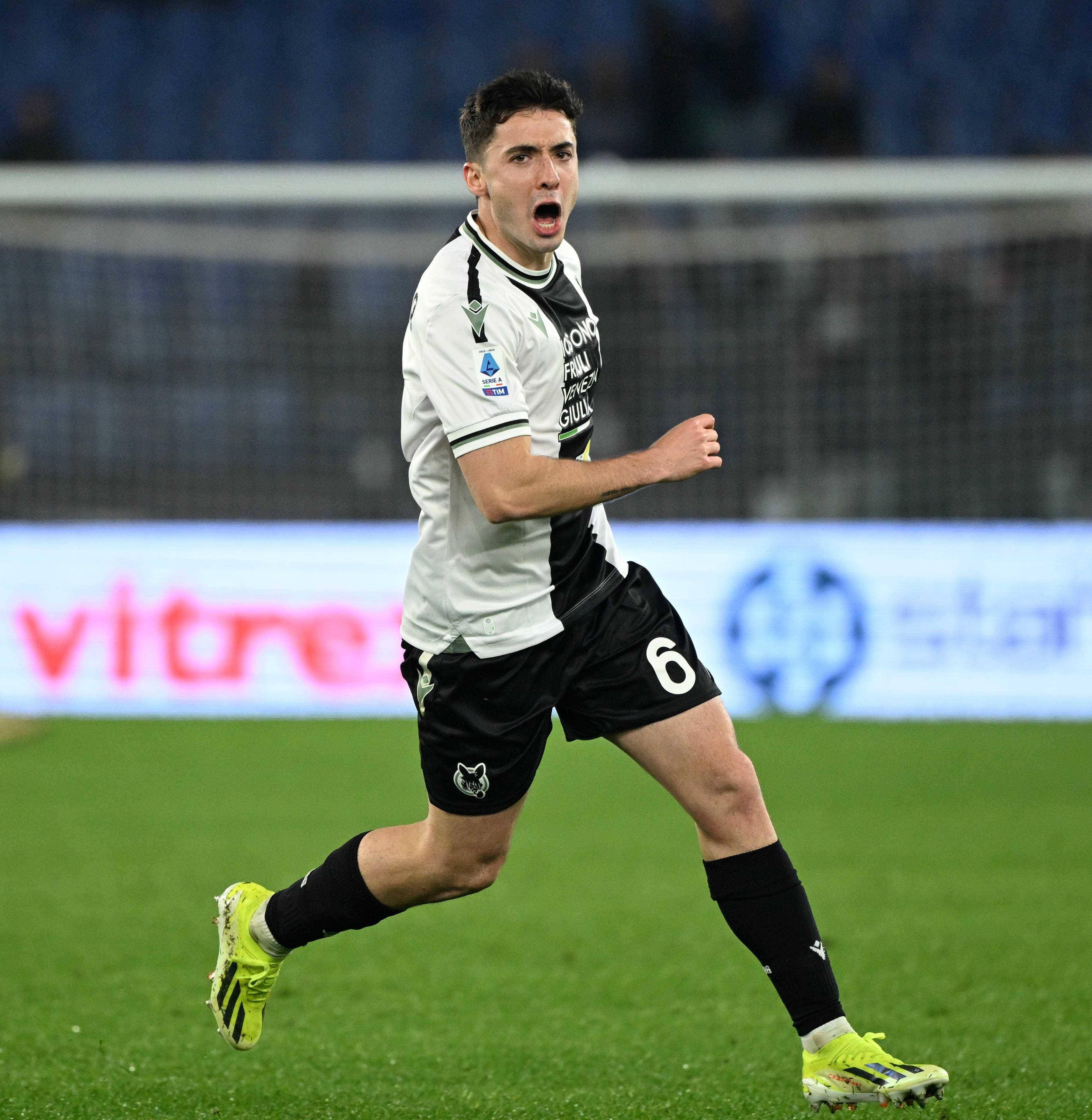 足球场上球员奋力拼搏,为胜利而战 足球场上球员奋力拼搏,为胜利而战