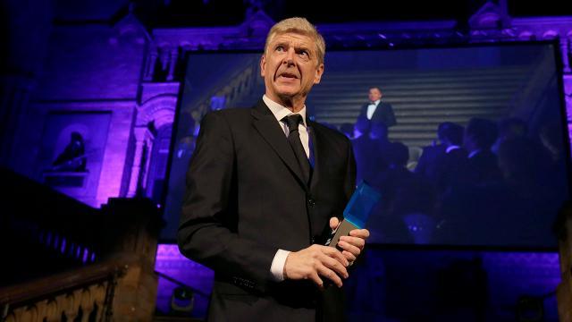 温格看台办法甲比赛，球迷哈哈大笑