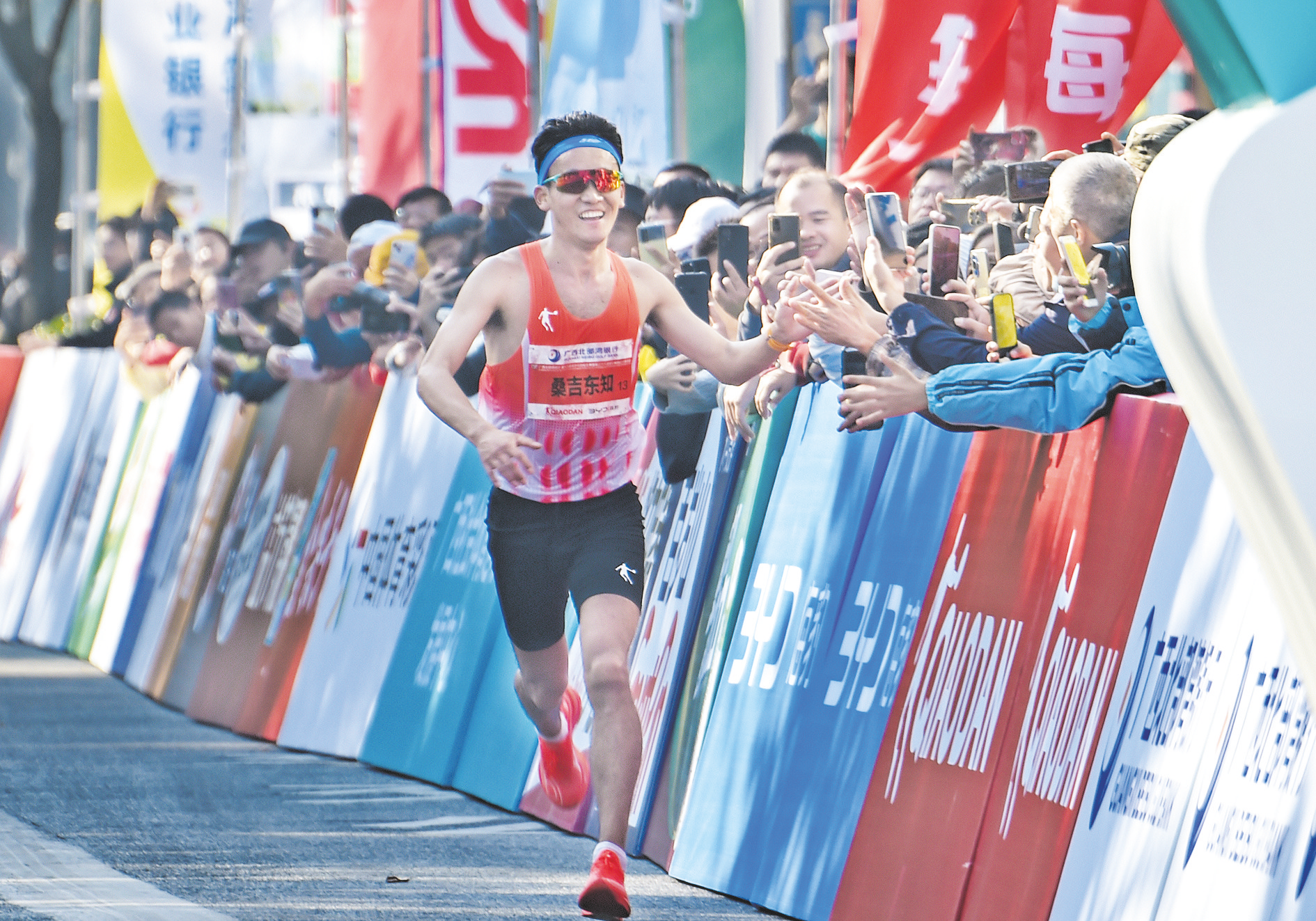 游泳选手冲刺终点,观众热情呐喊 游泳选手冲刺终点,观众热情呐喊