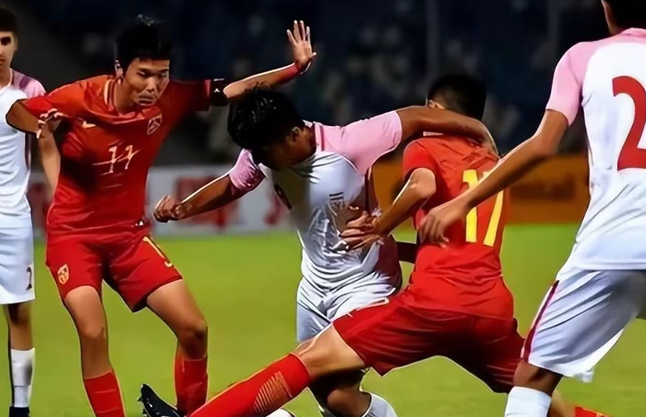 包含足球比赛剧情波澜起伏，球队竞争激烈的词条