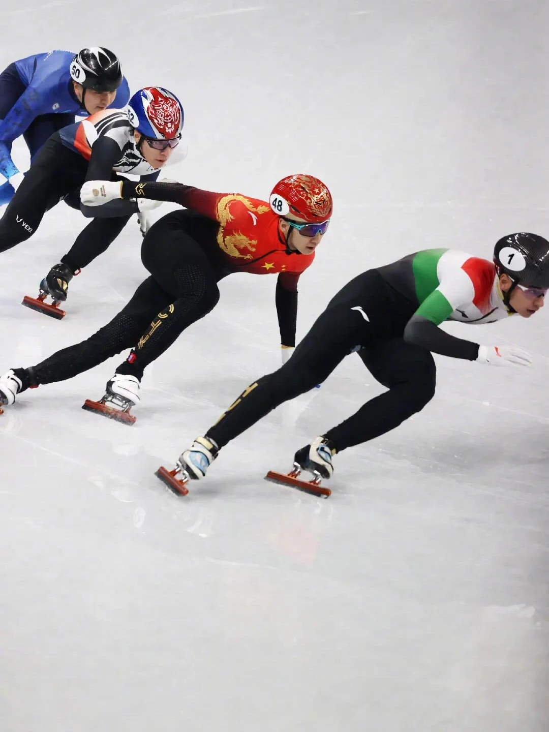 运动员们在赛场上拼尽全力争夺胜利 运动员们在赛场上拼尽全力争夺胜利