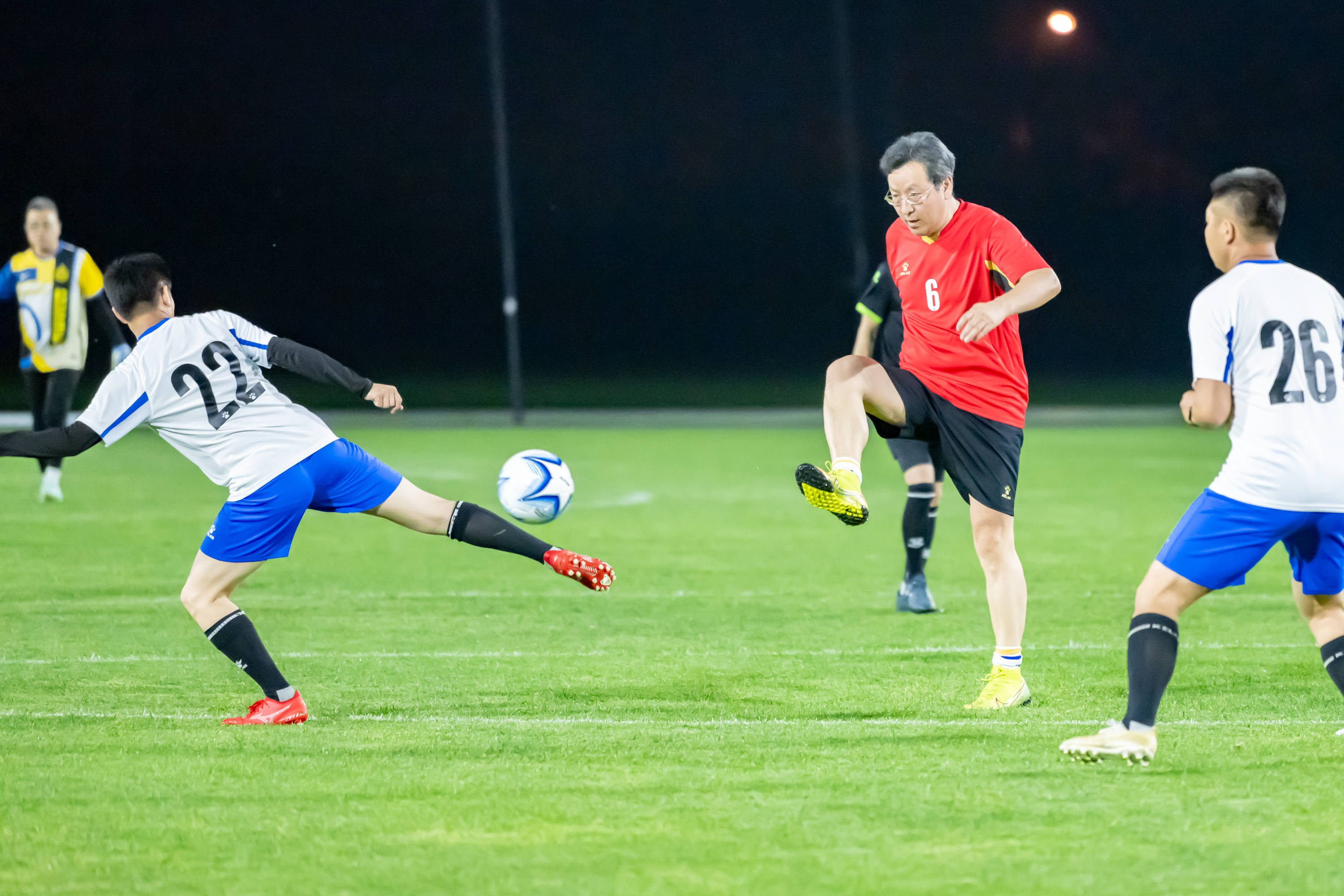 精彩的足球比赛引来无数观众欢呼 精彩的足球比赛引来无数观众欢呼