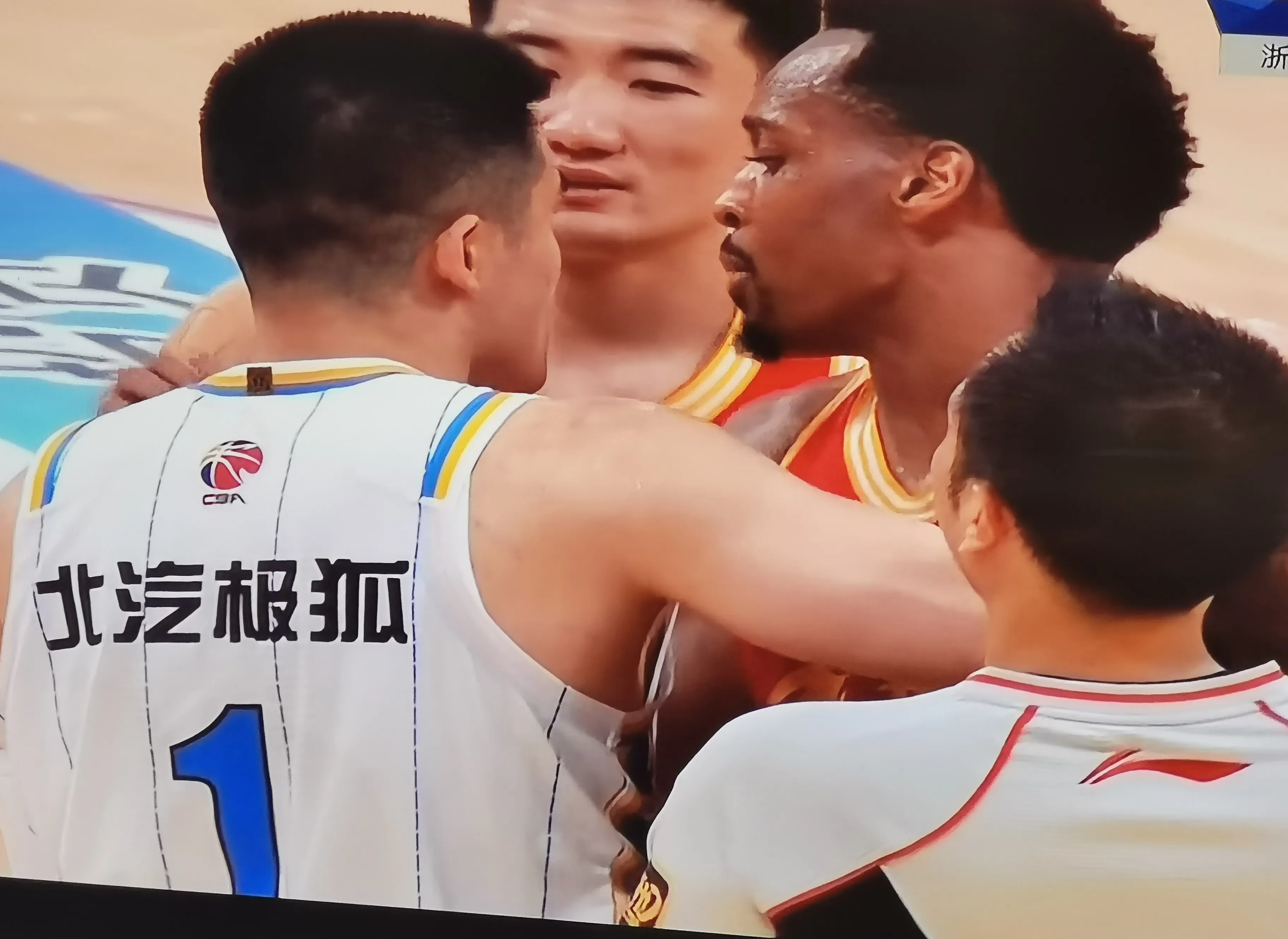 意外失分引发球迷质疑，球队料理矛盾的简单介绍