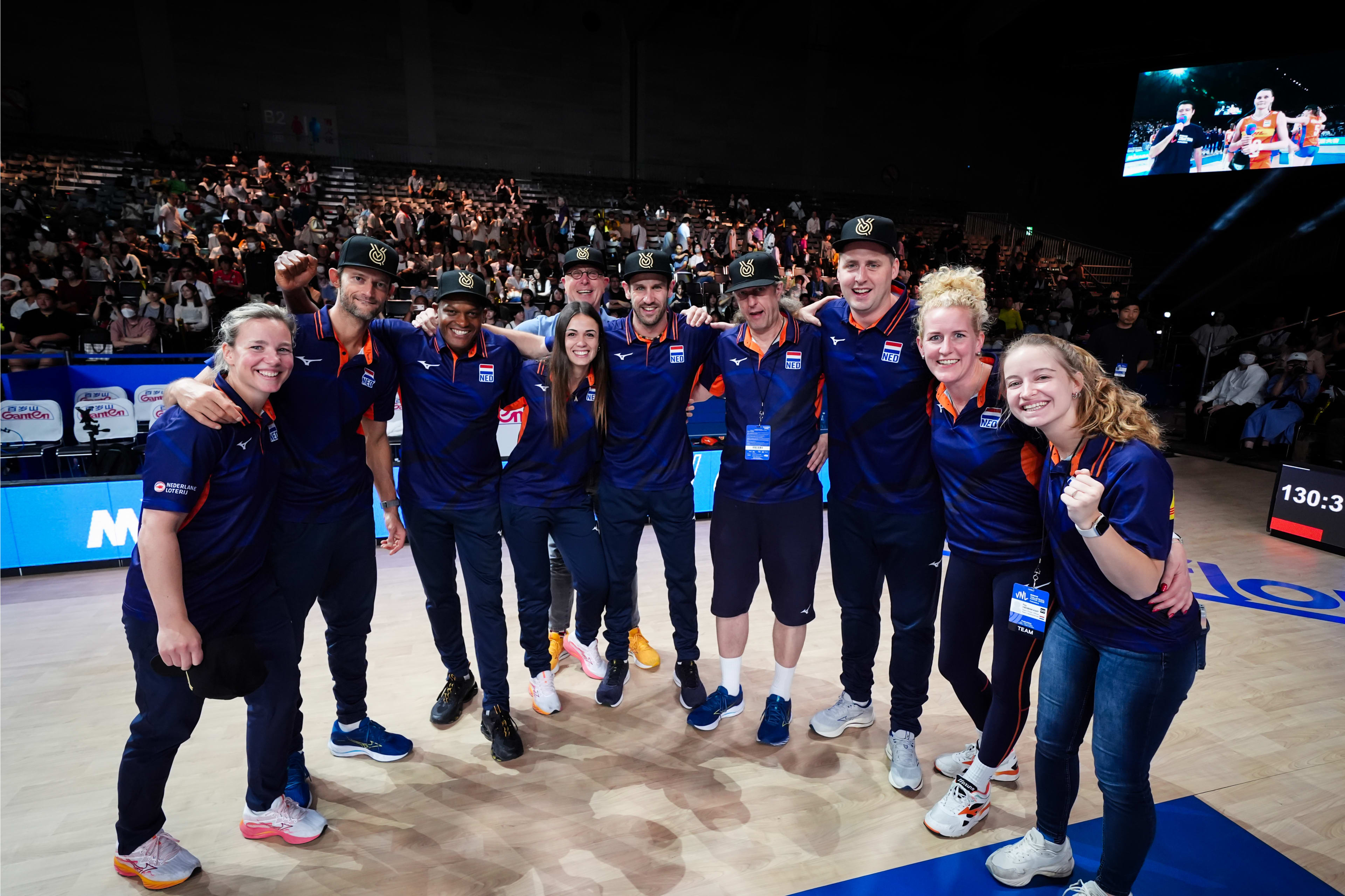 关于荷兰球队发布新赛季主题口号，号召队员团结一心的信息