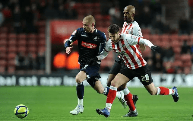 包含南安普顿主场大胜西布朗，英超保级希望重新燃起的词条