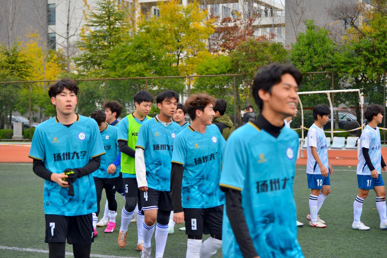 精湛足球技术展现，队员斗志昂扬孤注一掷的简单介绍