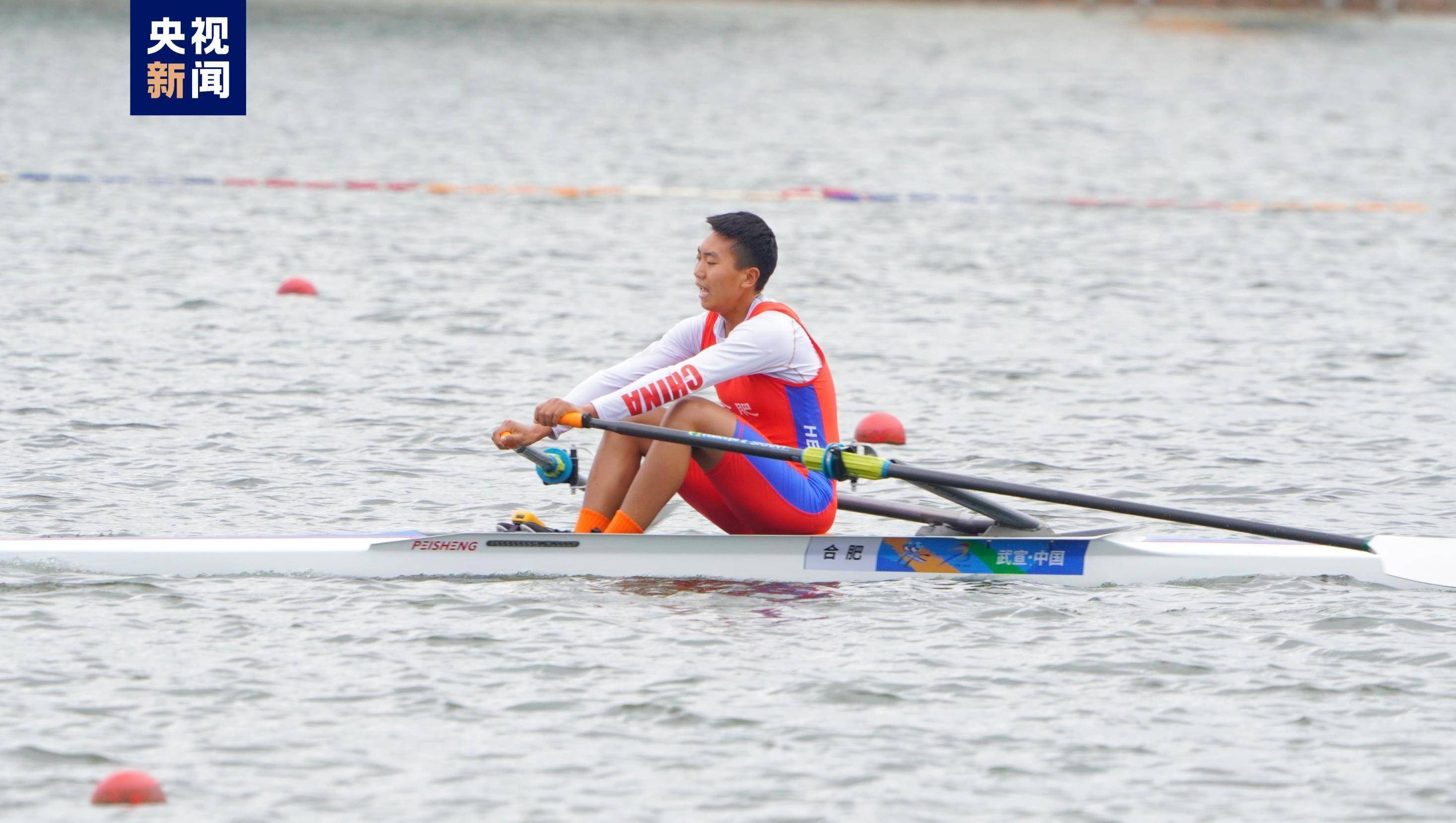 意大利赛艇选手喜获金牌，圆梦巅峰